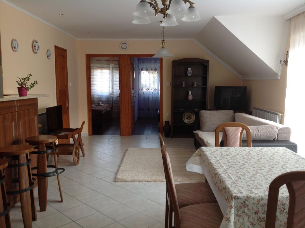 Attila Apartmanház Otel Hévíz Oda fotoğraf