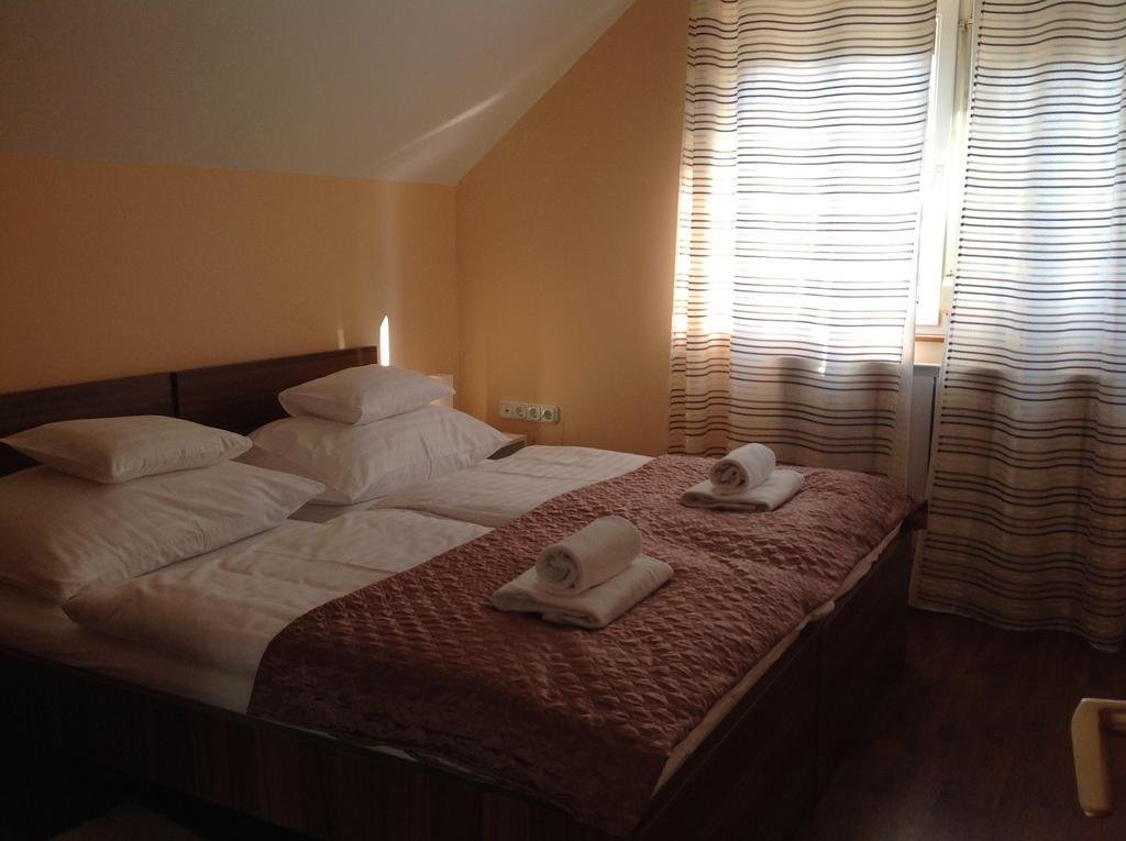 Attila Apartmanház Otel Hévíz Oda fotoğraf