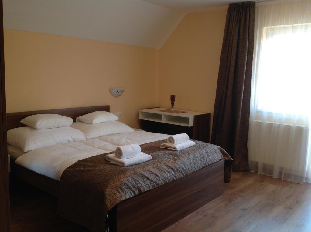 Attila Apartmanház Otel Hévíz Oda fotoğraf