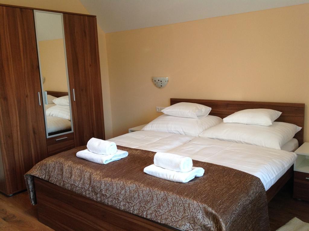 Attila Apartmanház Otel Hévíz Oda fotoğraf
