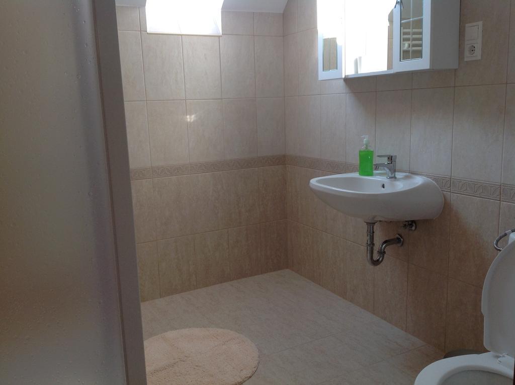 Attila Apartmanház Otel Hévíz Oda fotoğraf